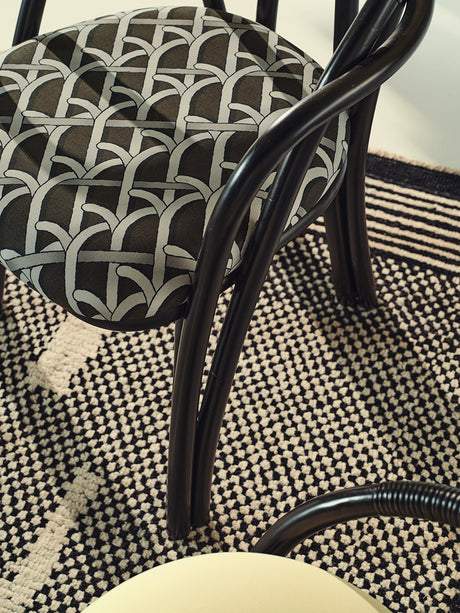 Bistra Dining Armchair fra GUBI - Natural Lacquered Rattan / Reales Pattern 002 - Jacobsen Plus