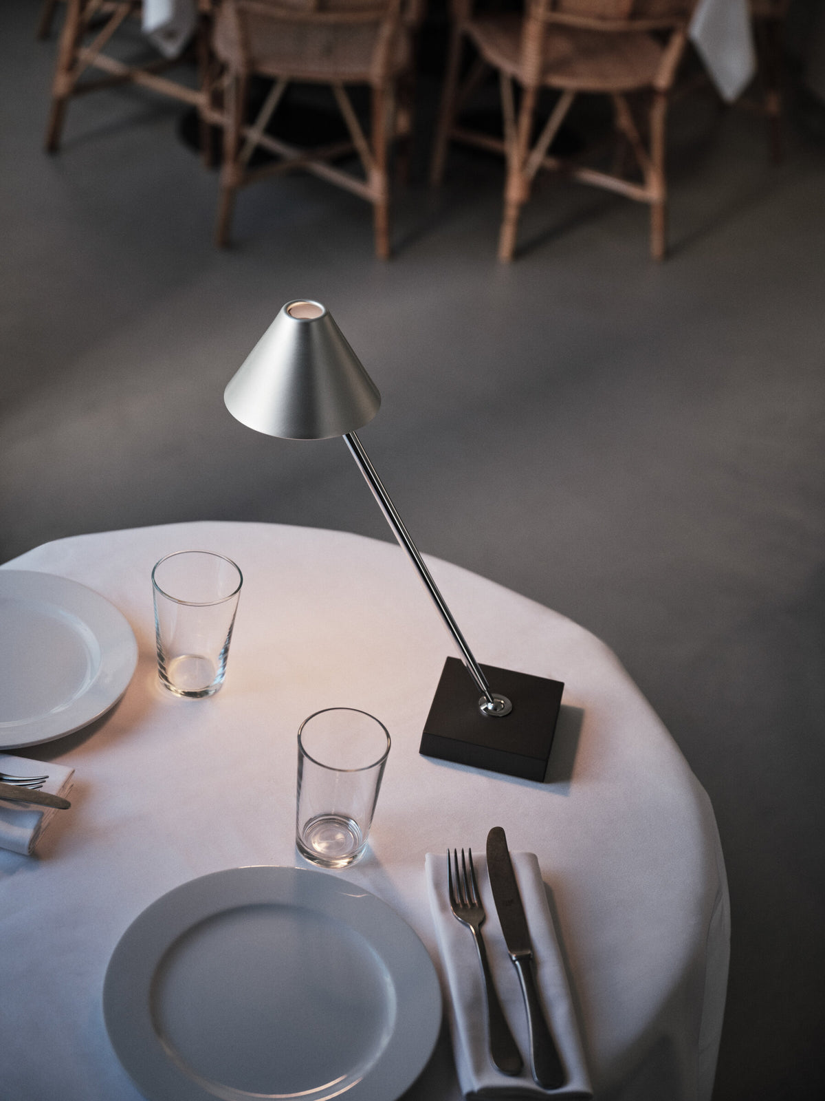Santa & Cole - Gira Mini, portable bordlampe - 2 - Jacobsen Plus