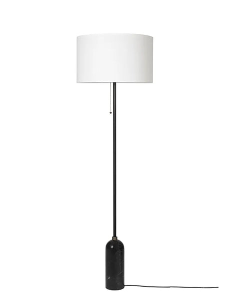 Gravity Gulvlampe fra GUBI - Hvid skærm / Sort marmor - Jacobsen Plus