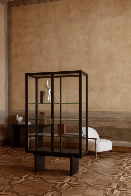 Private Vitrine fra GUBI - Brown-Black Staind Oak - Jacobsen Plus
