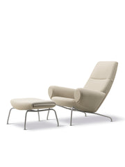 Queen Chair inkl. skammel i Vidar 222 med keder i Omni 112 læder af Hans J. Wegner