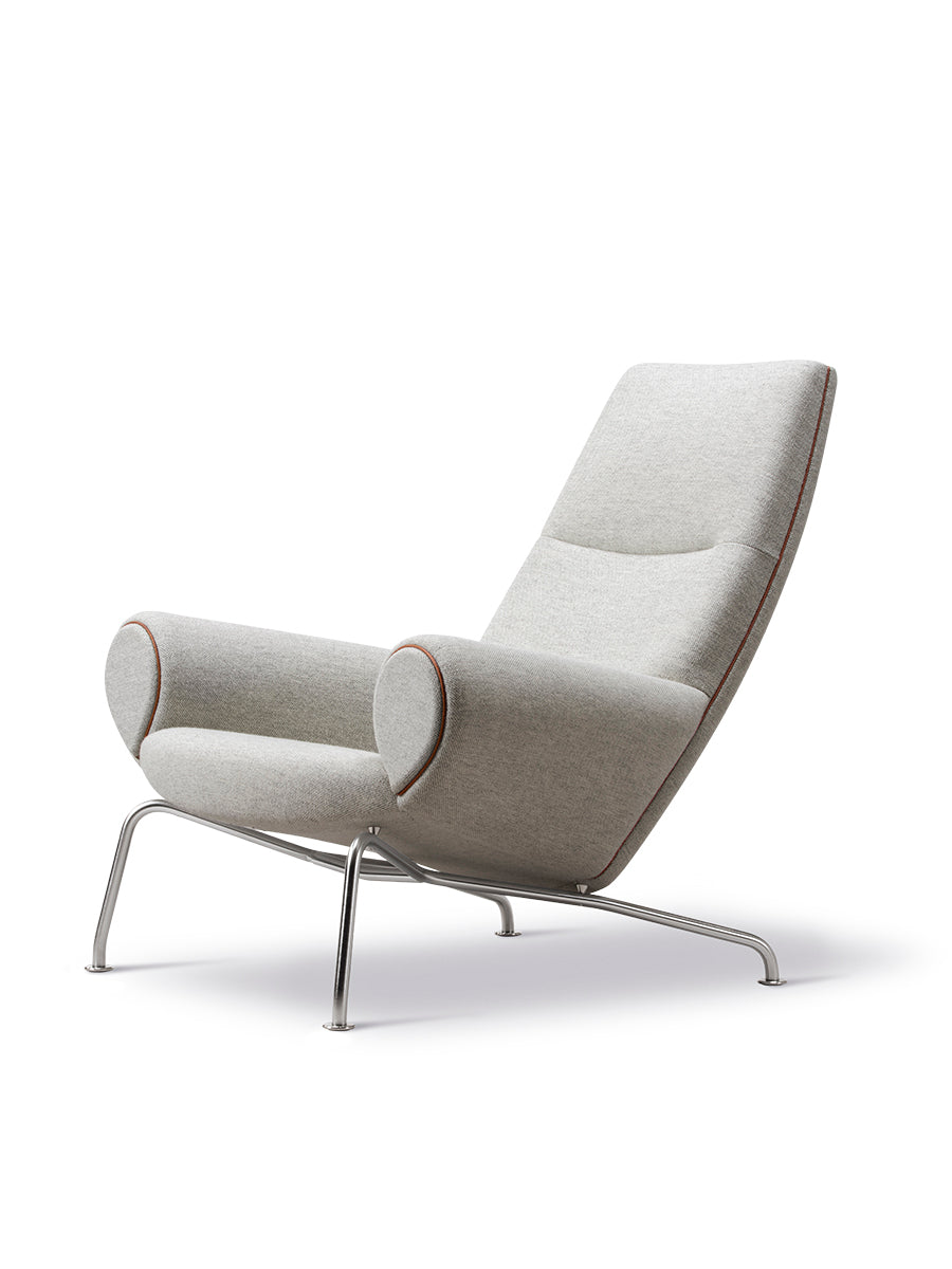Queen Lænestol af Hans J. Wegner - Hallingdal 113 tekstil med keder i Primo 75 læder - Jacobsen Plus