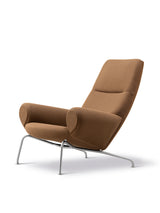 Queen Lænestol af Hans J. Wegner - Vidar 353 tekstil med keder i Max 91 læder - Børstet rustfrit stål stel - Jacobsen Plus