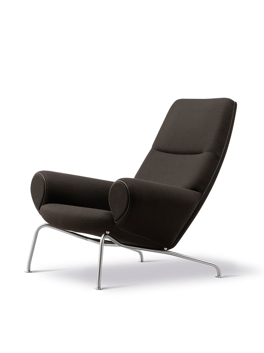 Queen Lænestol af Hans J. Wegner - Vidar 386 tekstil med keder i Max 96 læder - Børstet rustfrit stål stel - Jacobsen Plus