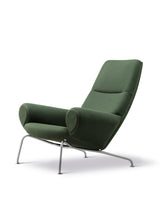 Queen Lænestol af Hans J. Wegner - Vidar 972 tekstil med keder i Trace 8146 læder - Børstet rustfrit stål stel - Jacobsen Plus