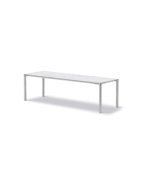 Piloti Bord, hvid carrara fra Fredericia Furniture - 6615: 120 x 39 x H35 cm / Sort pulverlakeret aluminium - Jacobsen Plus