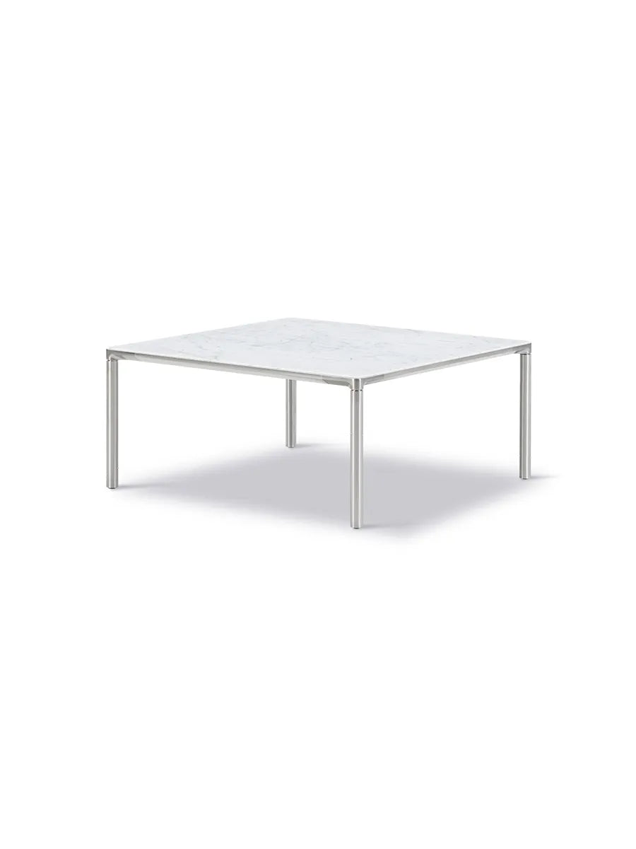 Piloti Bord, hvid carrara fra Fredericia Furniture - 6620: 75 x 75 x H35 cm / Sort pulverlakeret aluminium - Jacobsen Plus