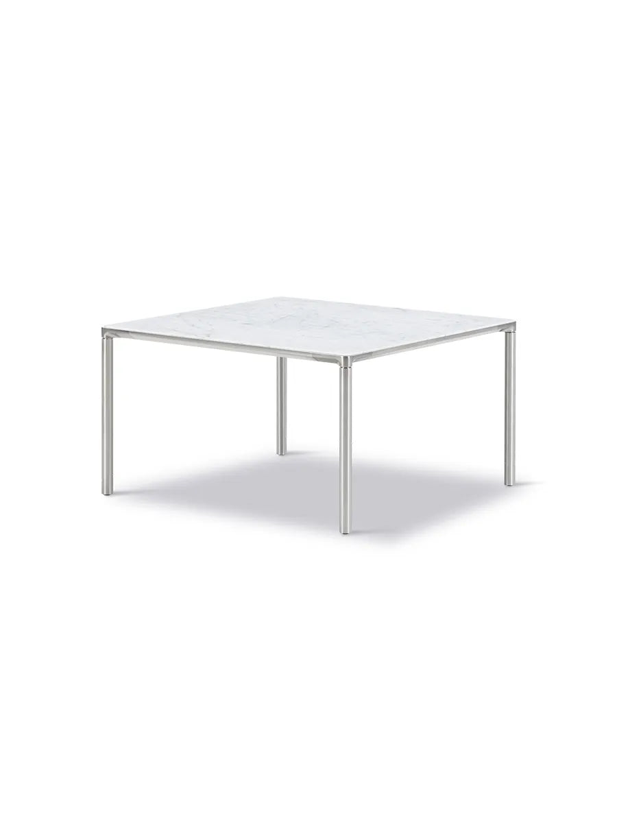 Piloti Bord, hvid carrara fra Fredericia Furniture - 6620: 75 x 75 x H41 cm / Sort pulverlakeret aluminium - Jacobsen Plus