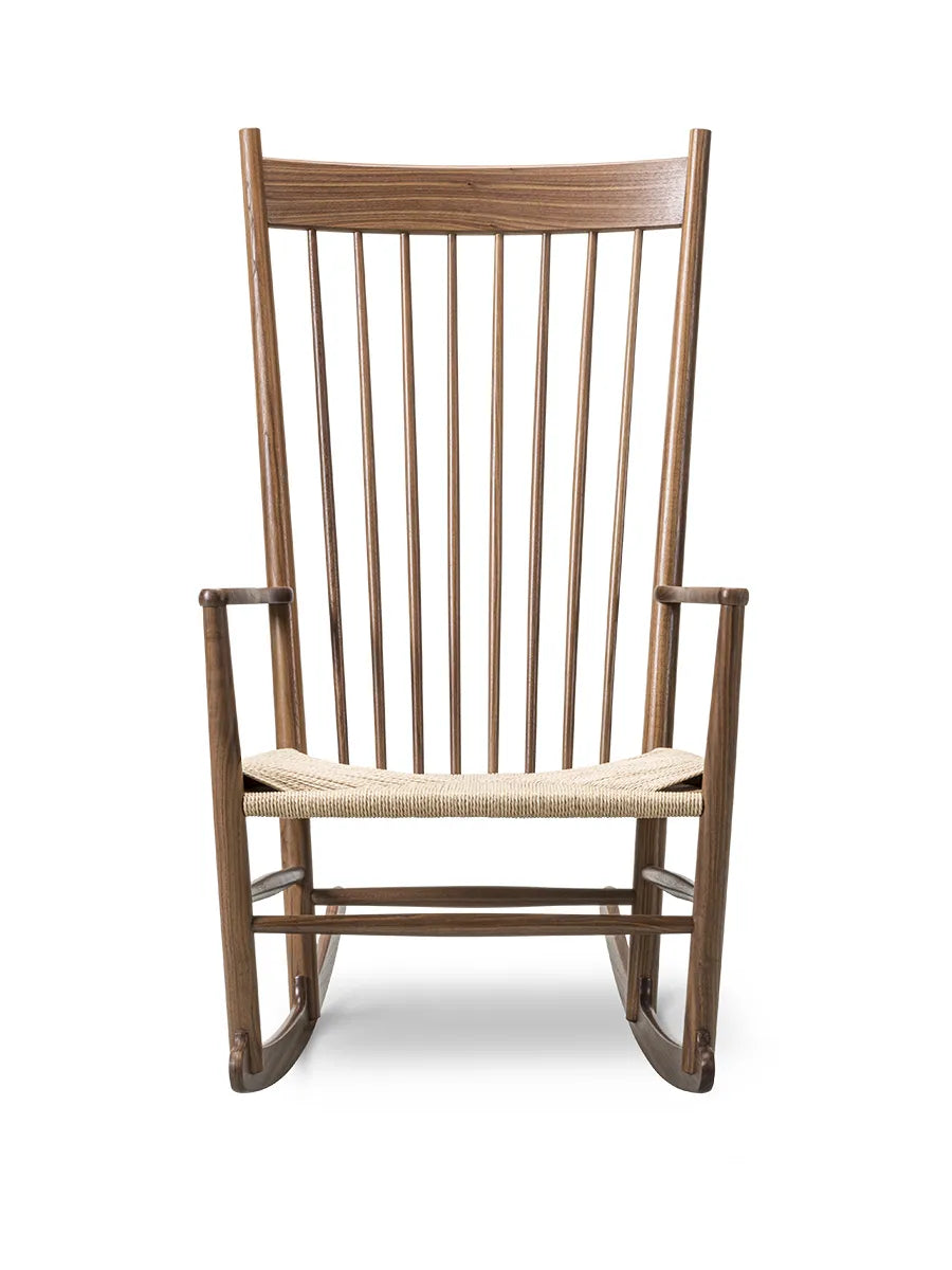 J16 Gyngestol, valnød af Hans J. Wegner