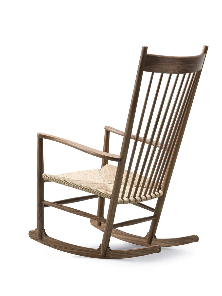 J16 Gyngestol, valnød af Hans J. Wegner