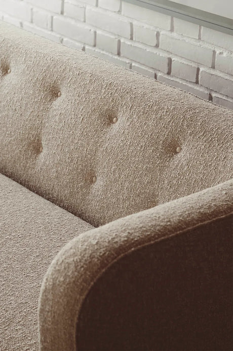 Vilhelm Sofa fra Audo Copenhagen - Stof / Signatur - Sahco Zero Boucle 001 / Eg - Jacobsen Plus