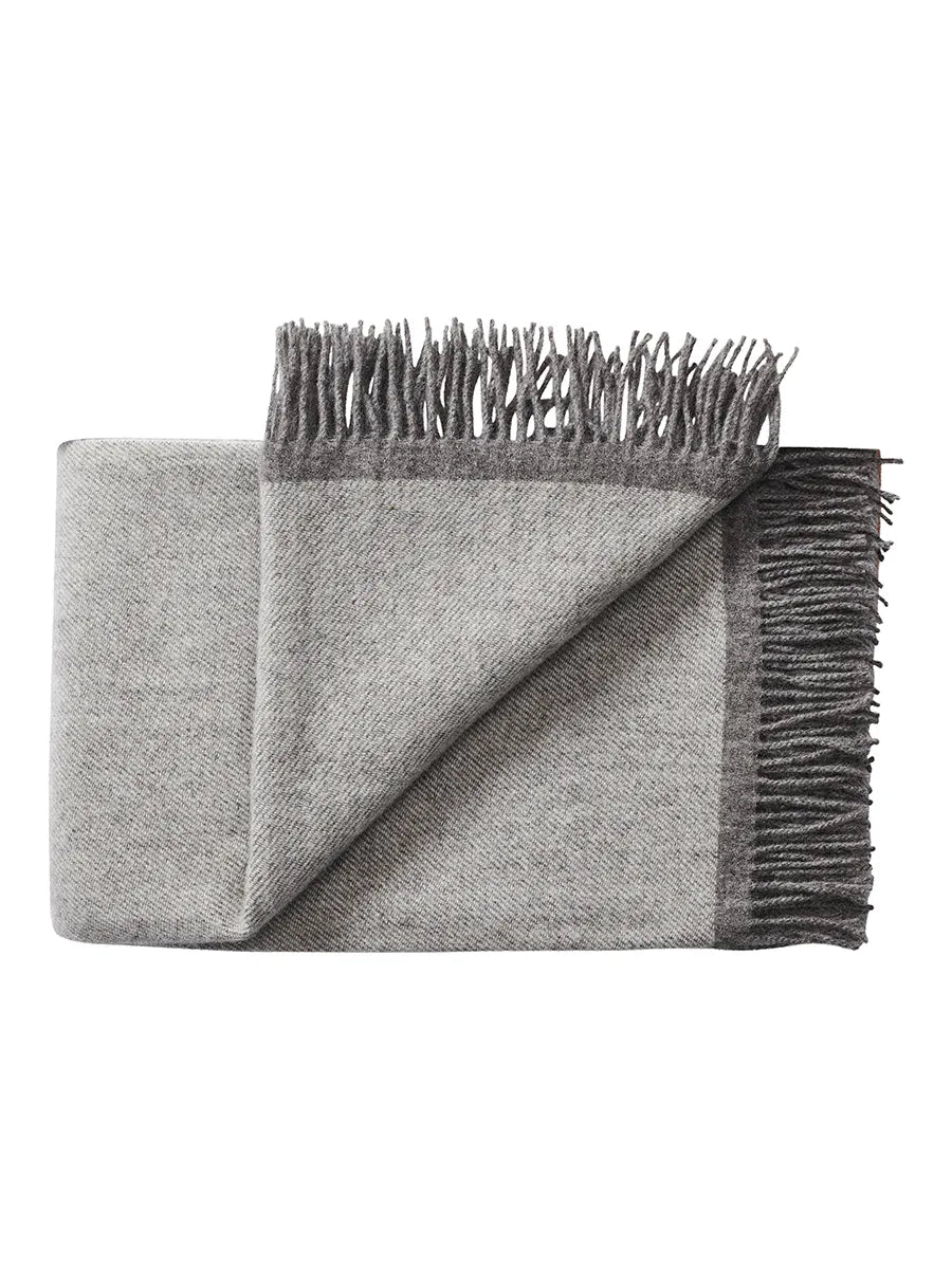 Alrø Plaid, grey shades fra Silkeborg Uldspinderi