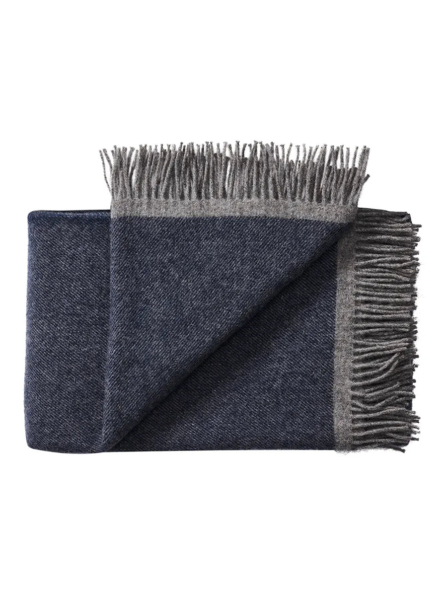 Alrø Plaid, grey navy fra Silkeborg Uldspinderi