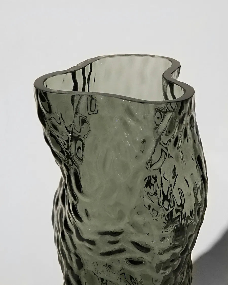 Ostrea Vase, midnight blue fra Hein Studio