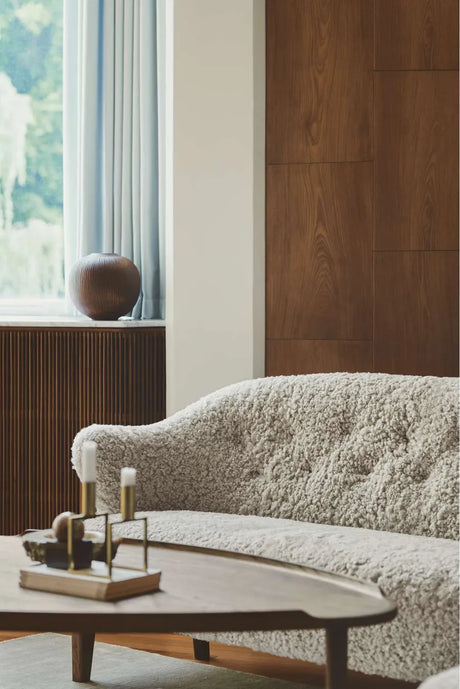 Ingeborg Sofa fra Audo Copenhagen - Fåreskind / Off white / Eg - Jacobsen Plus