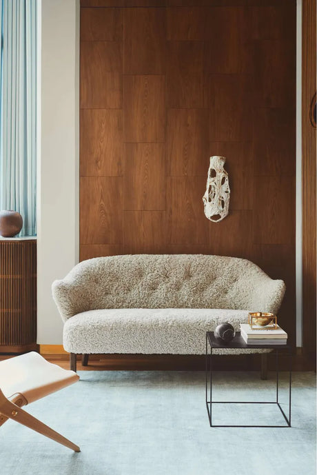 Ingeborg Sofa fra Audo Copenhagen - Fåreskind / Off white / Eg - Jacobsen Plus