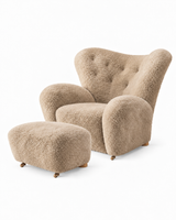 Audo Copenhagen - Den Trætte Mand inkl. skammel, Sheepskin Honey og ben i eg - 1 - Jacobsen Plus