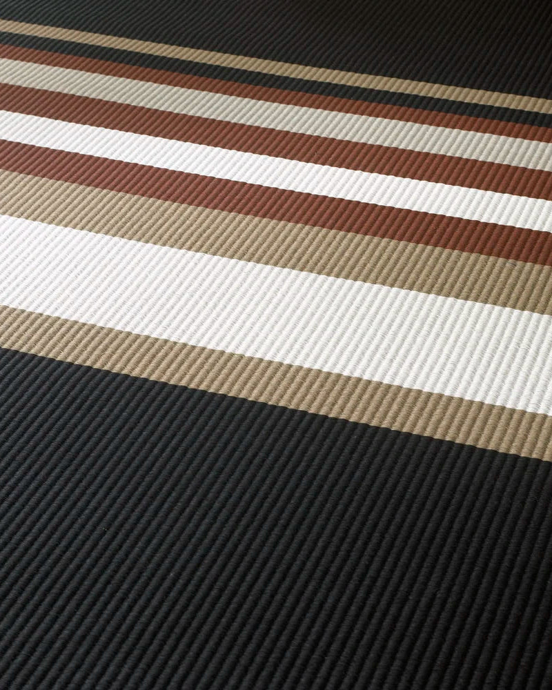 Horizon Black Reddish Brown Tæppe fra Woodnotes