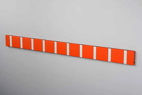 KNAX knagerække med ti knager fra LoCa - Hot orange / Grå knager - Jacobsen Plus