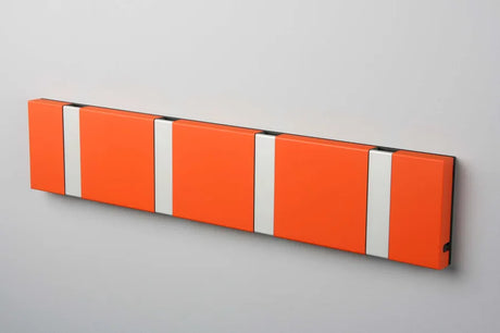 KNAX knagerække med fire knager fra LoCa - Hot orange / Grå knager - Jacobsen Plus