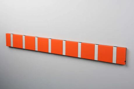 KNAX knagerække med otte knager fra LoCa - Hot orange / Grå knager - Jacobsen Plus