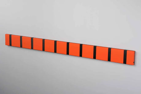 KNAX knagerække med ti knager fra LoCa - Hot orange / Sorte knager - Jacobsen Plus