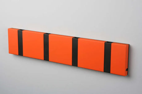 KNAX knagerække med fire knager fra LoCa - Hot orange / Sorte knager - Jacobsen Plus