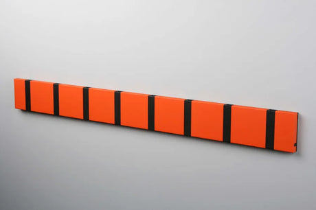 KNAX knagerække med otte knager fra LoCa - Hot orange / Sorte knager - Jacobsen Plus