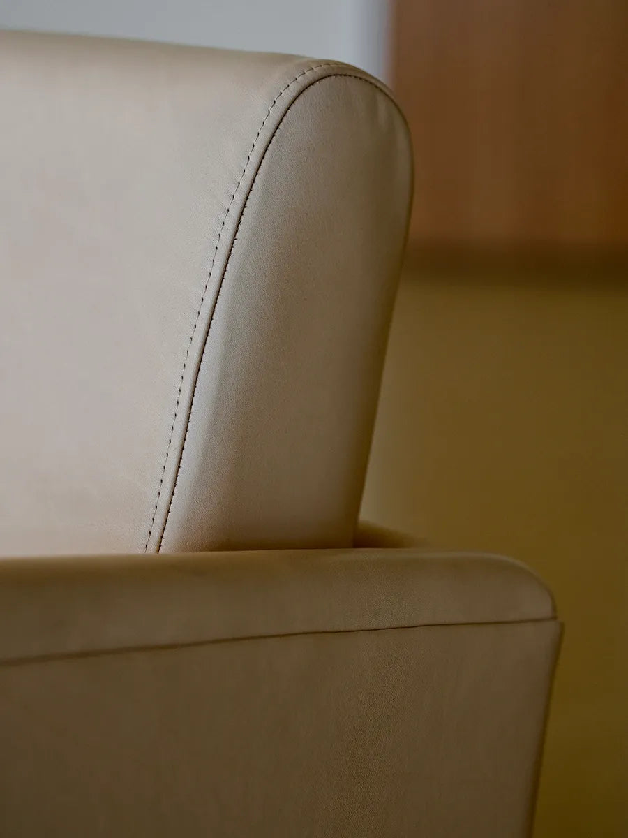 77 Stol, valnød af Finn Juhl