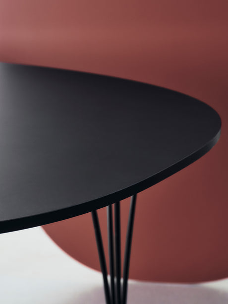 Piet Hein B611 Superellipse spisebord, 135 x 90 cm fra Fritz Hansen - Hvid laminat m. alukant - Krom stel - Jacobsen Plus