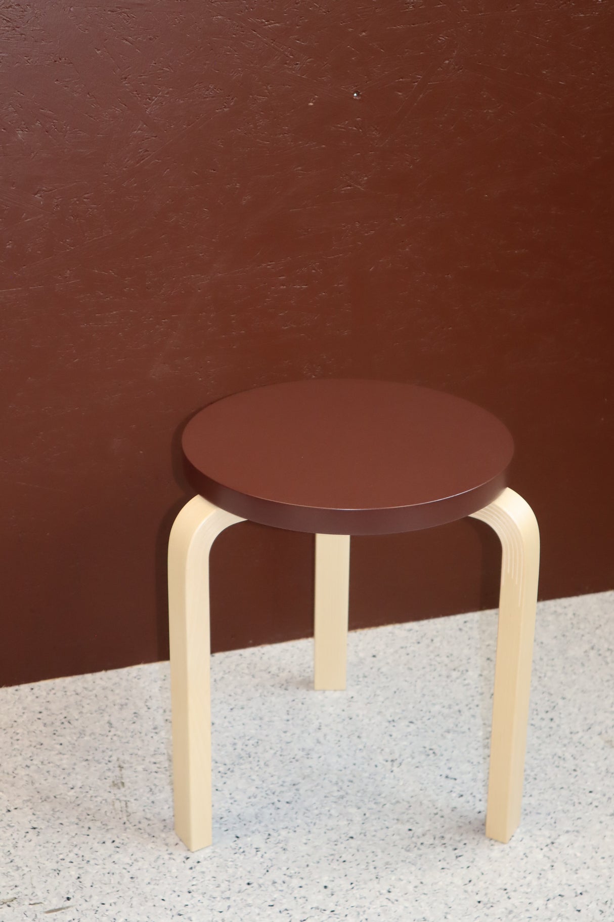 Limited Edition Stool 60, Mahogany Brown fra Artek
