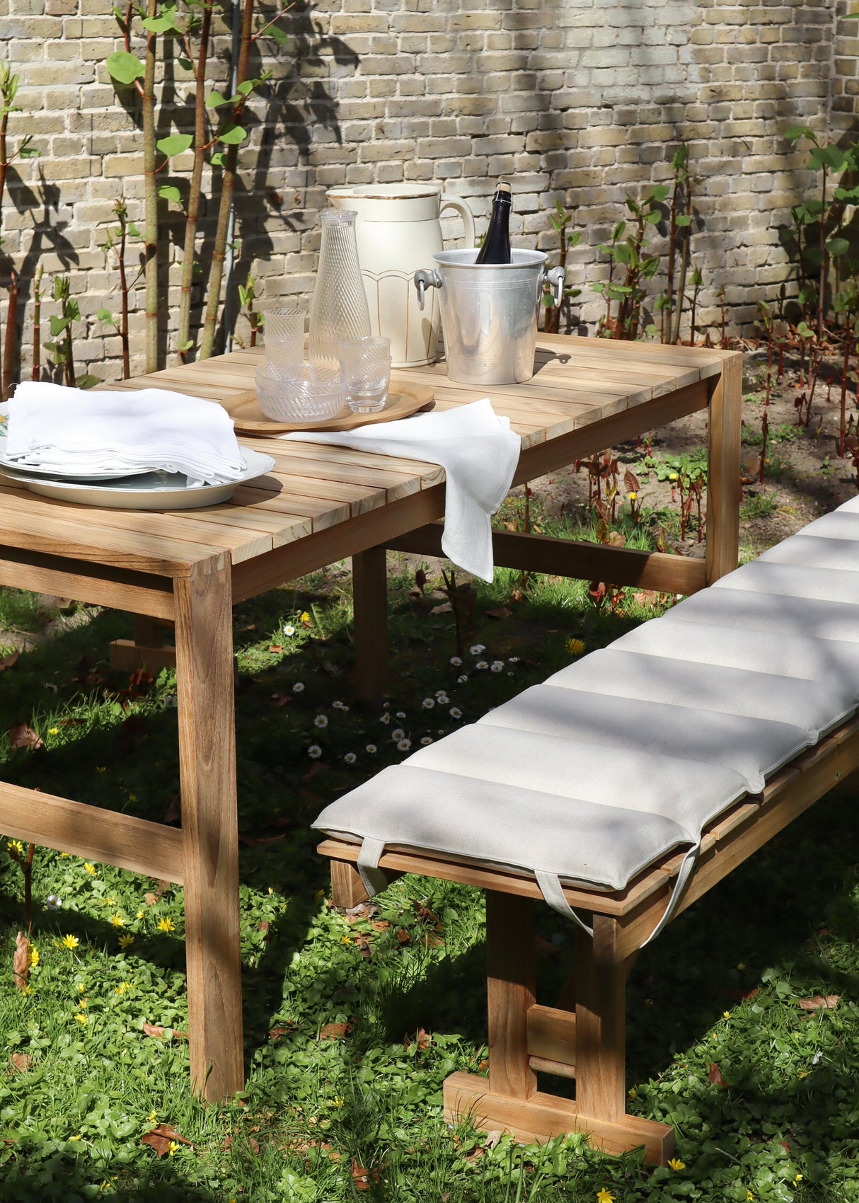 Bodil Kjær og Børge Mogensen havemøbelsæt i teak med 1 havebord, 1 bænk og 2 havestole inkl. hynder fra Carl Hansen & Søn - 2 - Jacobsen Plus