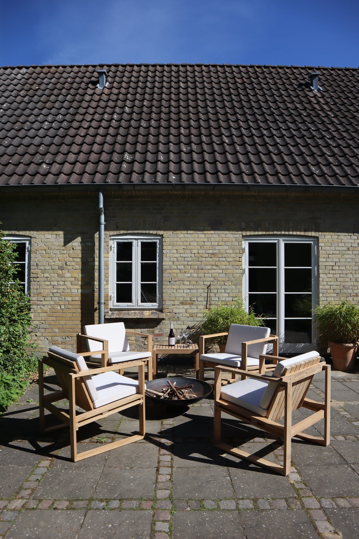 Bodil Kjær udendørs loungesæt i teak med 1 sidebord og 4 loungestole inkl. hynder fra Carl Hansen & Søn - 3 - Jacobsen Plus