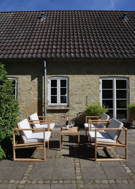 Bodil Kjær udendørs loungesæt i teak med 1 sidebord og 4 loungestole inkl. hynder fra Carl Hansen & Søn - 2 - Jacobsen Plus