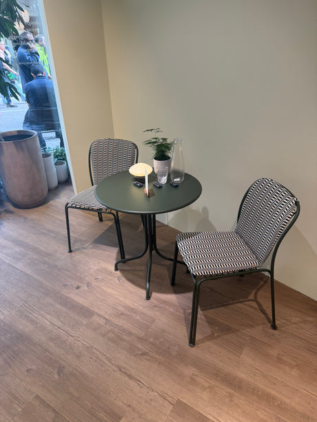 Thorvald cafésæt i Bronze Green med 1 bord og 2 stole inkl. hynder fra &Tradition - 3 - Jacobsen Plus