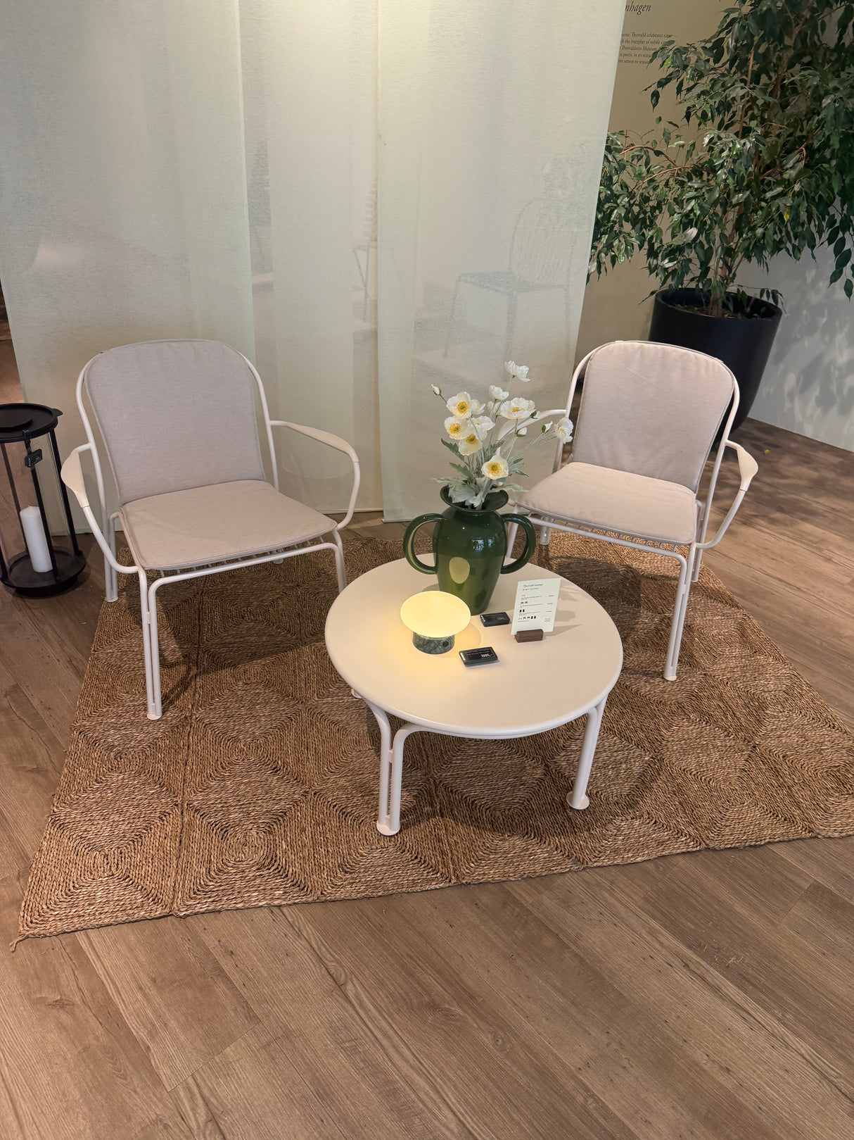 Thorvald loungesæt i Ivory med 1 loungebord og 2 stole inkl. hynder fra &Tradition - 3 - Jacobsen Plus