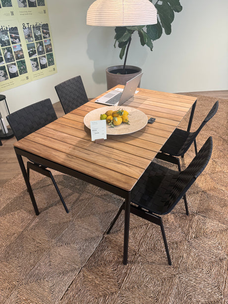 Ville havemøbelsæt i Teak & Warm Black med 1 bord og 4 stole fra &Tradition - 3 - Jacobsen Plus