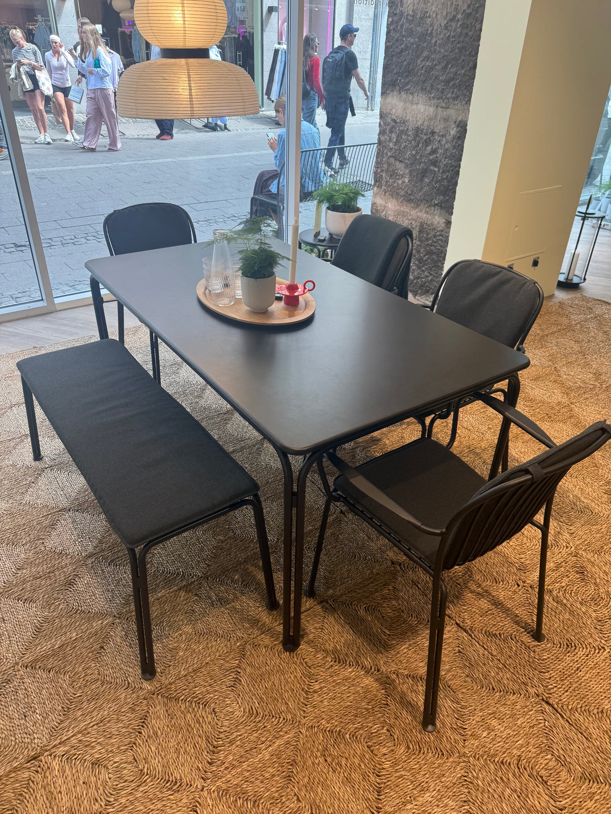 Thorvald havemøbelsæt i Warm Black med 1 bord, 4 stole og 1 bænk inkl. hynder fra &Tradition - 3 - Jacobsen Plus