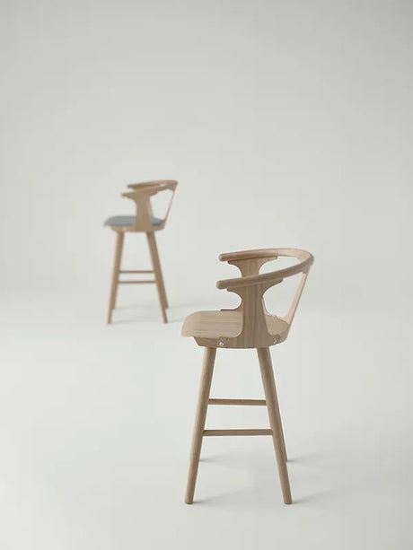 In Between Barstol fra &Tradition - SK7: 65 cm / Sortlakeret eg - Jacobsen Plus