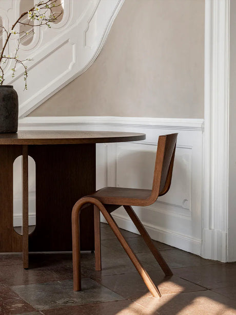 Androgyne Dining Table Ø120 dark stained oak fra Audo Copenhagen - 3 - Jacobsen Plus