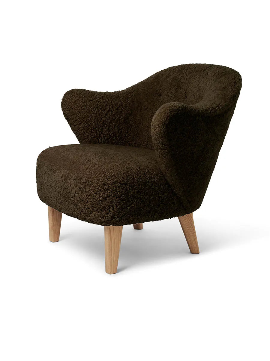 Ingeborg Lænestol fra Audo Copenhagen - Fåreskind / Espresso / Eg - Jacobsen Plus