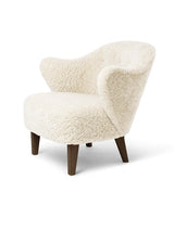 Ingeborg Lænestol fra Audo Copenhagen - Fåreskind / Off white / Røget eg - Jacobsen Plus