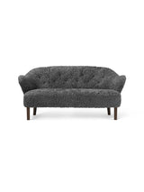 Ingeborg Sofa fra Audo Copenhagen - Fåreskind / Antrachite / Røget eg - Jacobsen Plus
