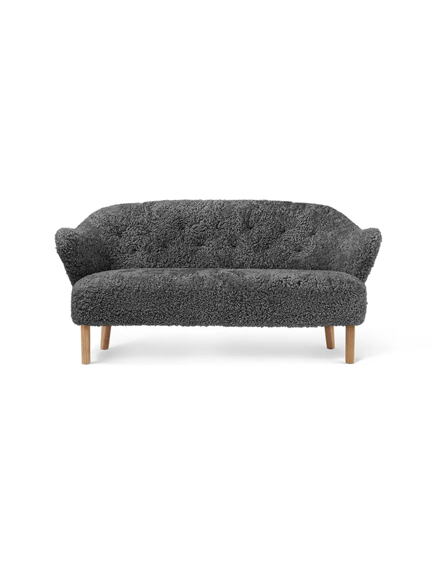 Ingeborg Sofa fra Audo Copenhagen - Fåreskind / Antrachite / Eg - Jacobsen Plus