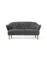 Ingeborg Sofa fra Audo Copenhagen - Fåreskind / Antrachite / Eg - Jacobsen Plus