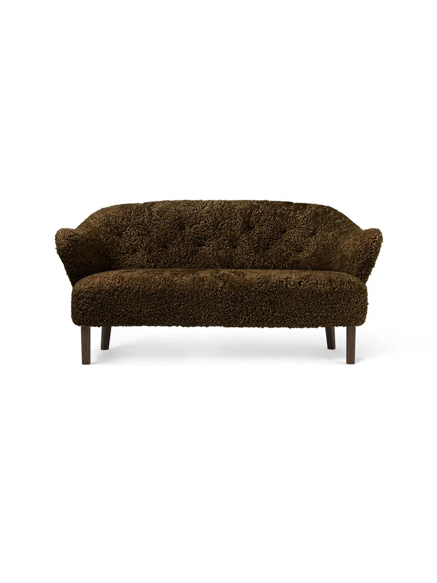 Ingeborg Sofa fra Audo Copenhagen - Fåreskind / Espresso / Røget eg - Jacobsen Plus