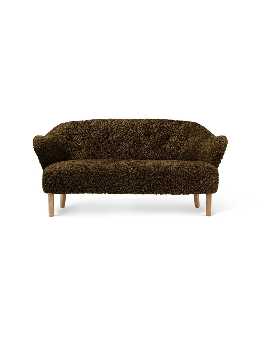 Ingeborg Sofa fra Audo Copenhagen - Fåreskind / Espresso / Eg - Jacobsen Plus