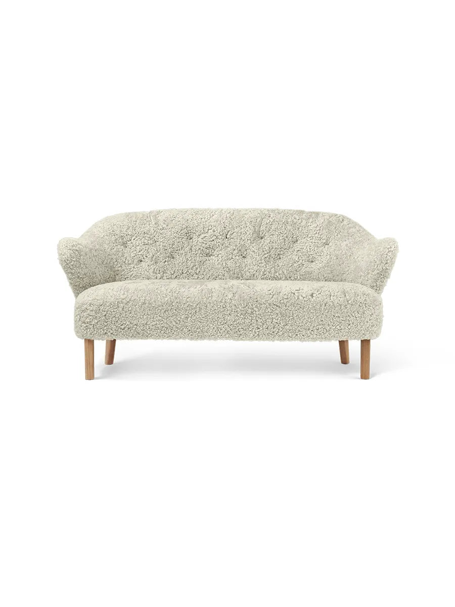 Ingeborg Sofa fra Audo Copenhagen - Fåreskind / Green Tea / Eg - Jacobsen Plus