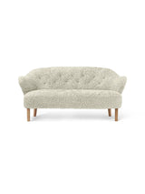Ingeborg Sofa fra Audo Copenhagen - Fåreskind / Green Tea / Eg - Jacobsen Plus