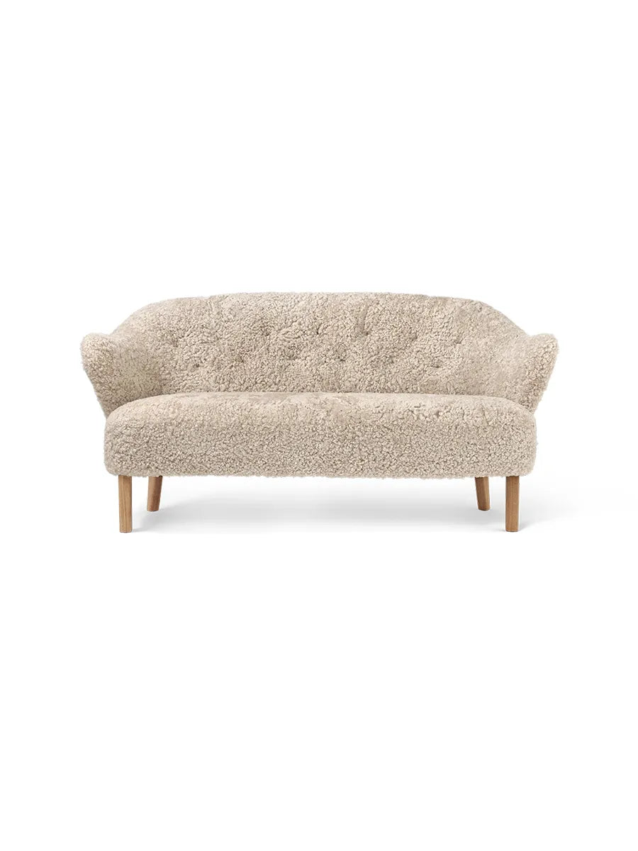 Ingeborg Sofa fra Audo Copenhagen - Fåreskind / Moonlight / Eg - Jacobsen Plus